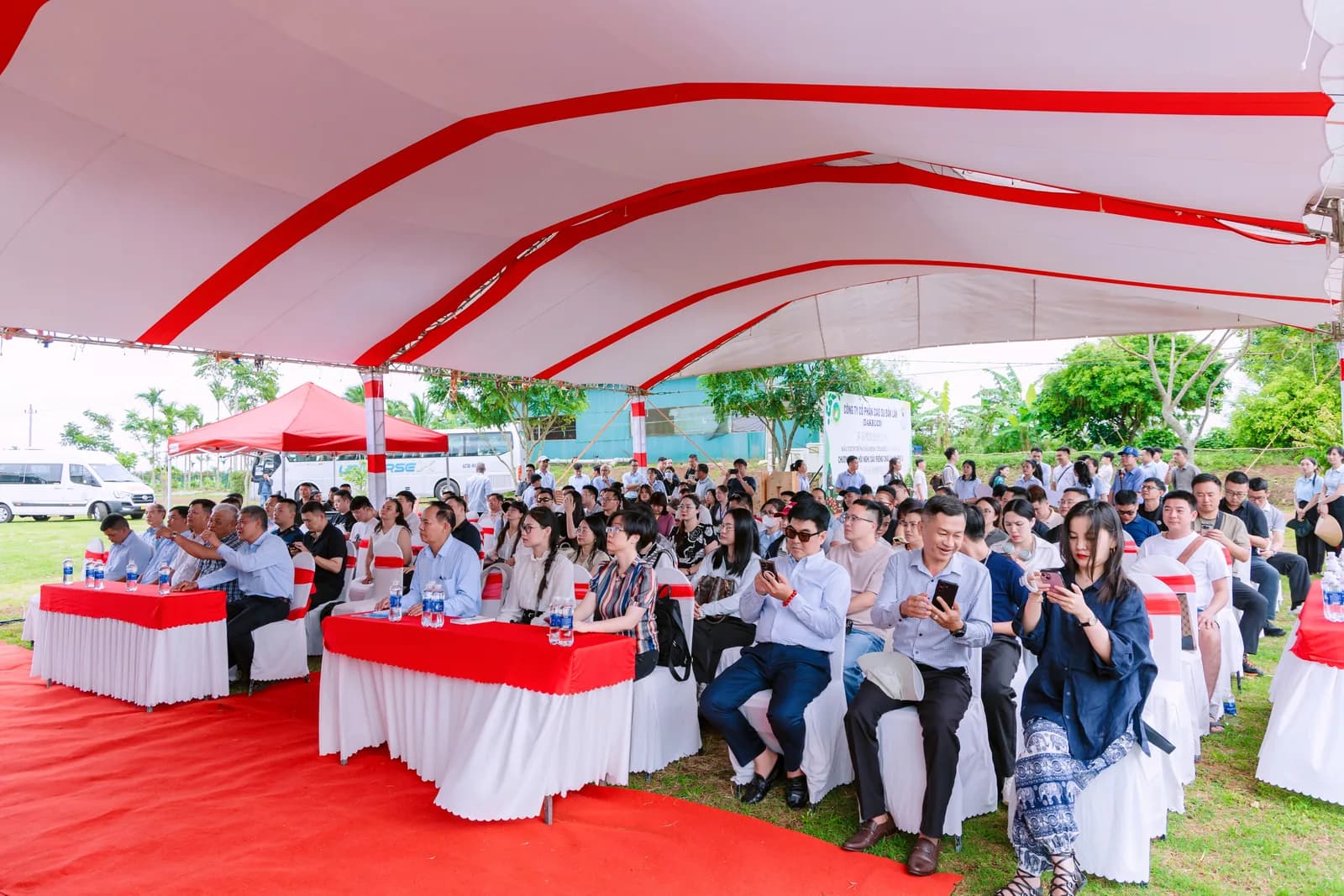 Đoàn đại biểu ngồi kín nhà bạt dựng ngoài trời tại vùng trồng sầu riêng Đắk Lắk trong chương trình khảo sát thực địa