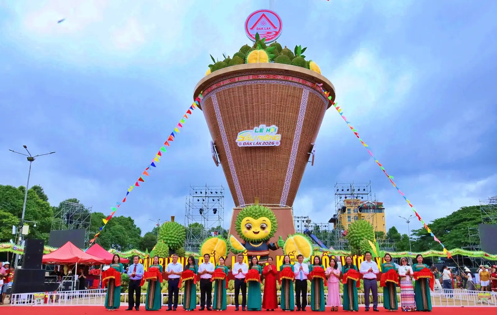 Các đại biểu cắt băng trước mô hình gùi sầu riêng khổng lồ của Lễ hội Sầu riêng Đắk Lắk 2026