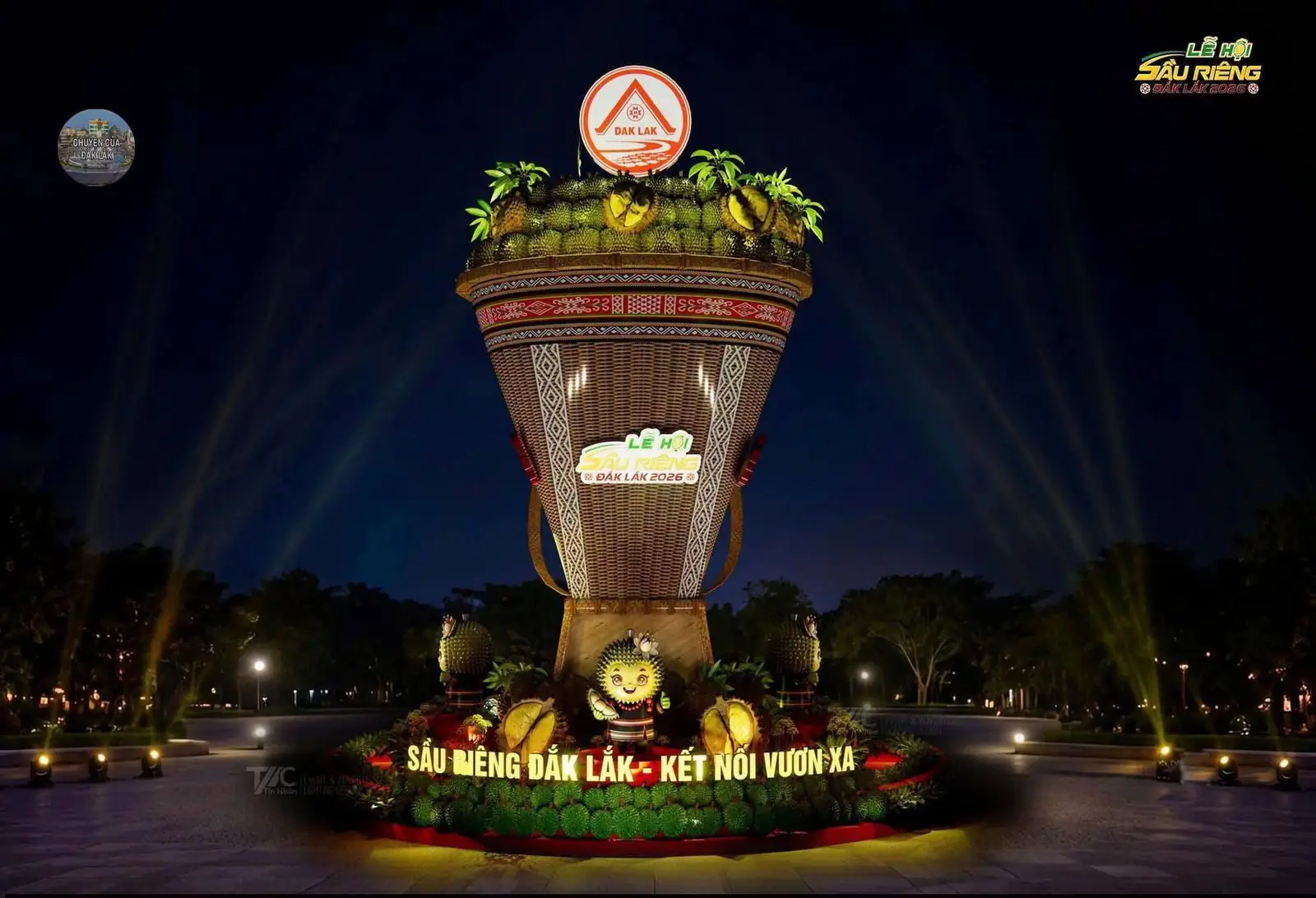 Mô hình gùi sầu riêng khổng lồ mang dòng chữ Lễ hội Sầu riêng Đắk Lắk 2026, thắp sáng ban đêm