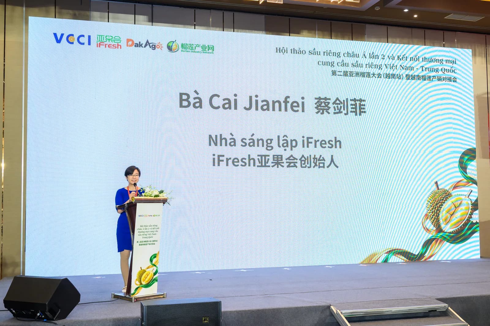 Bà Cai Jianfei, nhà sáng lập nền tảng thương mại trái cây iFresh, phát biểu trên bục Hội nghị Sầu riêng Châu Á lần thứ 2 tại TP. Hồ Chí Minh