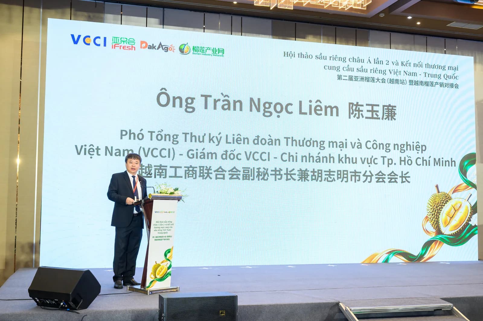 Ông Trần Ngọc Liêm, Phó Tổng Thư ký Liên đoàn Thương mại và Công nghiệp Việt Nam kiêm Giám đốc VCCI Chi nhánh khu vực TP. Hồ Chí Minh, phát biểu trên bục Hội nghị Sầu riêng Châu Á lần thứ 2