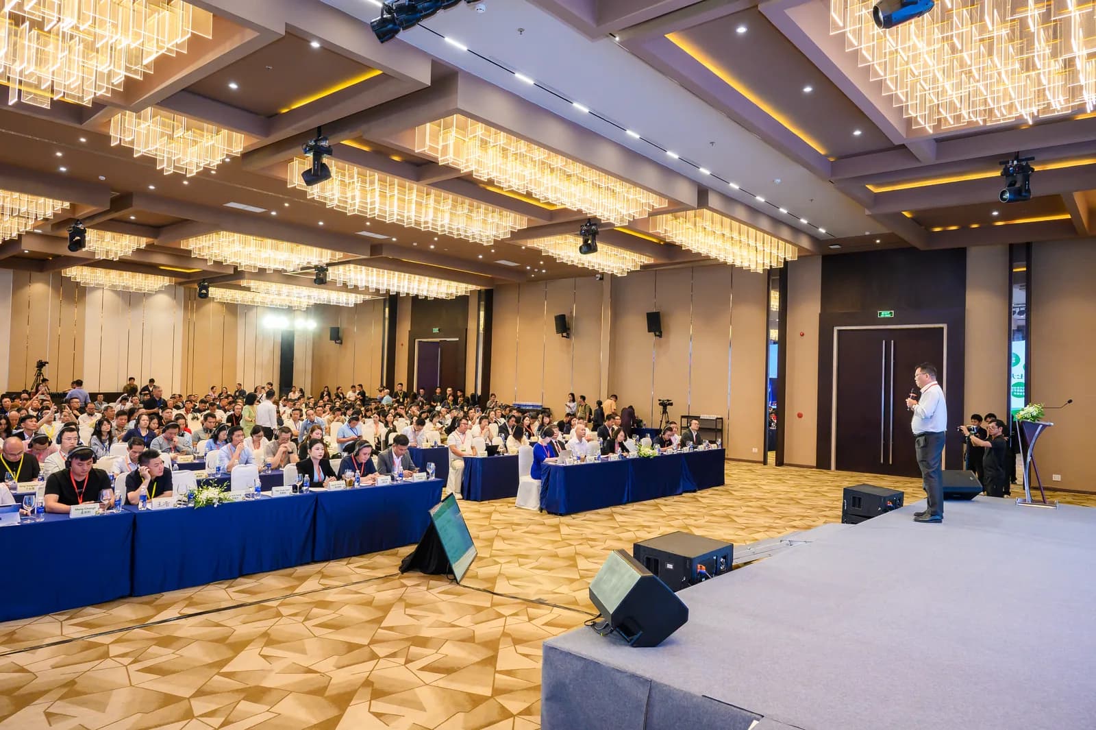 Toàn cảnh khán phòng kín đại biểu tại phiên diễn đàn chính Hội nghị Sầu riêng Châu Á lần thứ 2, Capella Park View, TP. Hồ Chí Minh